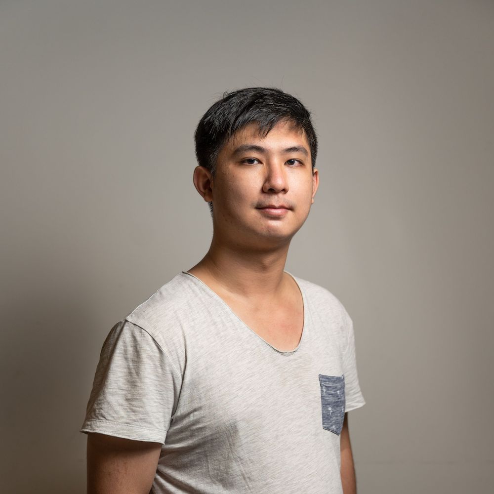 Half-body shot of Cheng Xin Rui in a grey shirt.